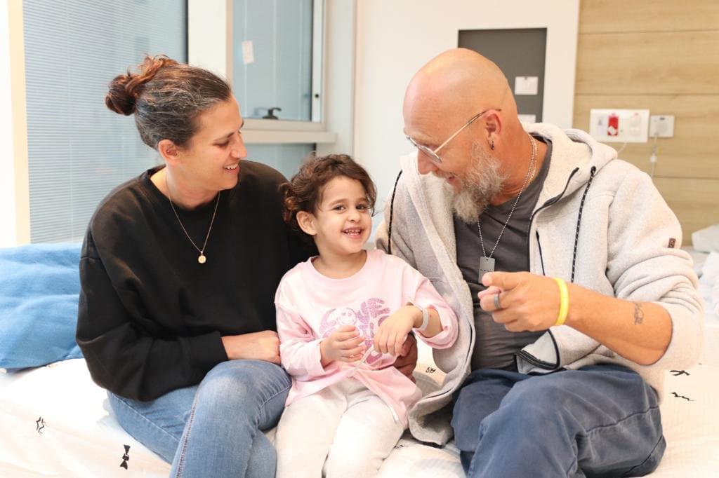 אביגיל בבית חולים יחד עם בני המשפחה-צילום: דוברות מרכז שניידר