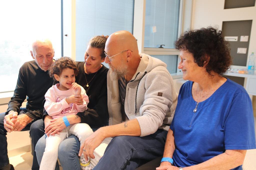 אביגיל בבית חולים יחד עם בני המשפחה-צילום: דוברות מרכז שניידר