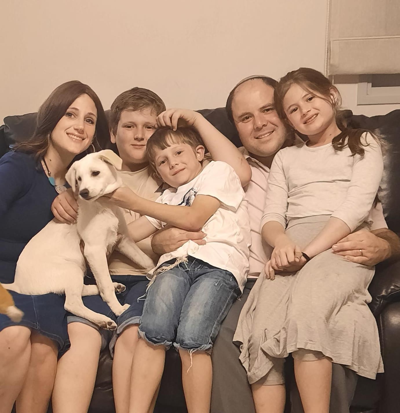 משפחת פיינמסר והכלב החדש ג&#39;אנגו. קרדיט- משפחת פיינמסר