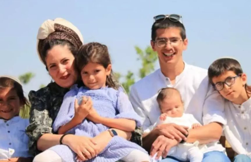 ויזל ז"ל עם בני משפחתו 