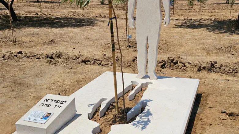 האנדרטה לזכרו של זיו @ צילום: בזיכרון