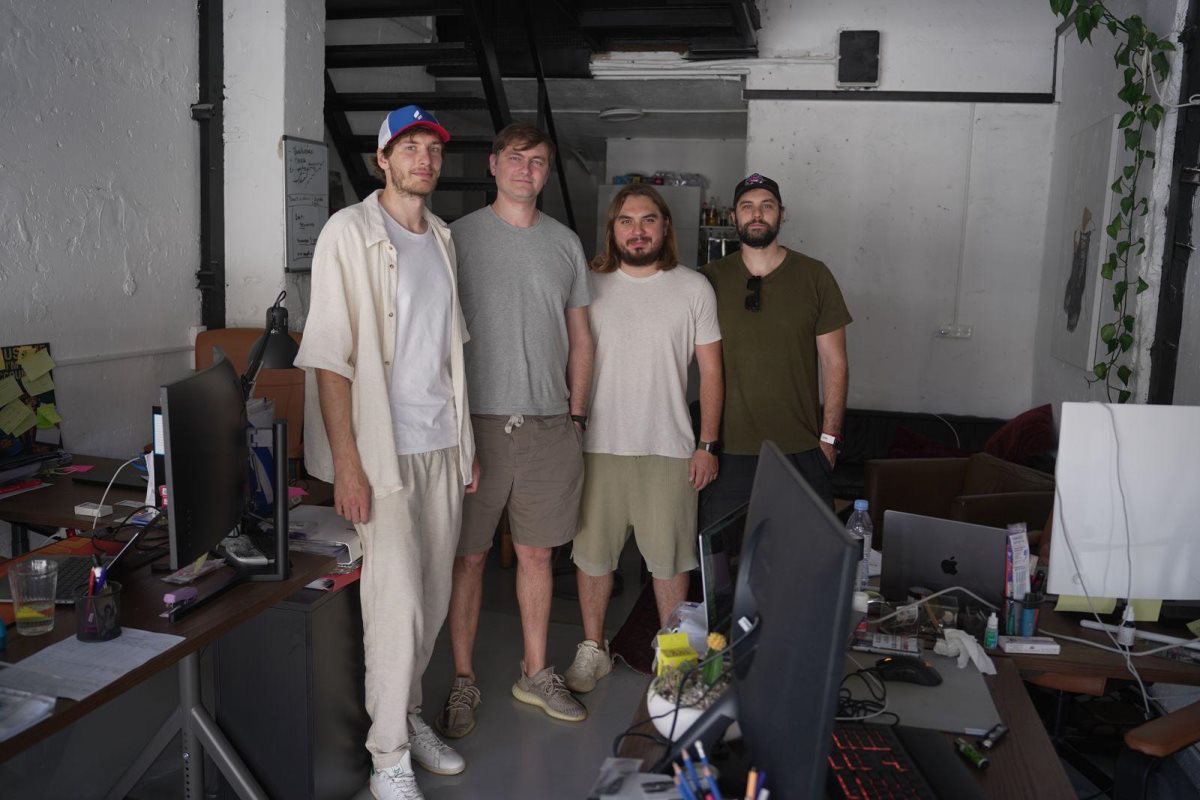 ארטיום (שני משמאל) ואחיו @ צילום: בזיכרון