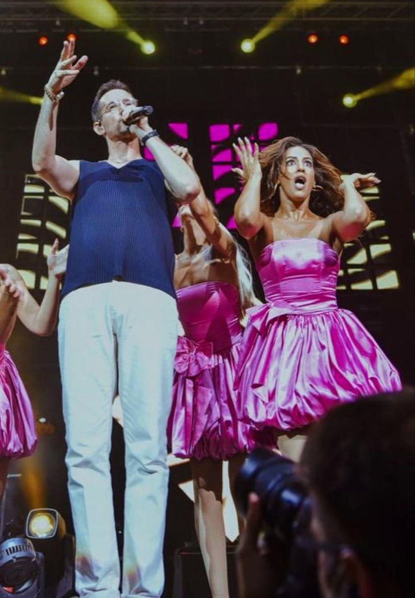 על הבמה עם עברי לידר. צילום באדיבות המרואיינת