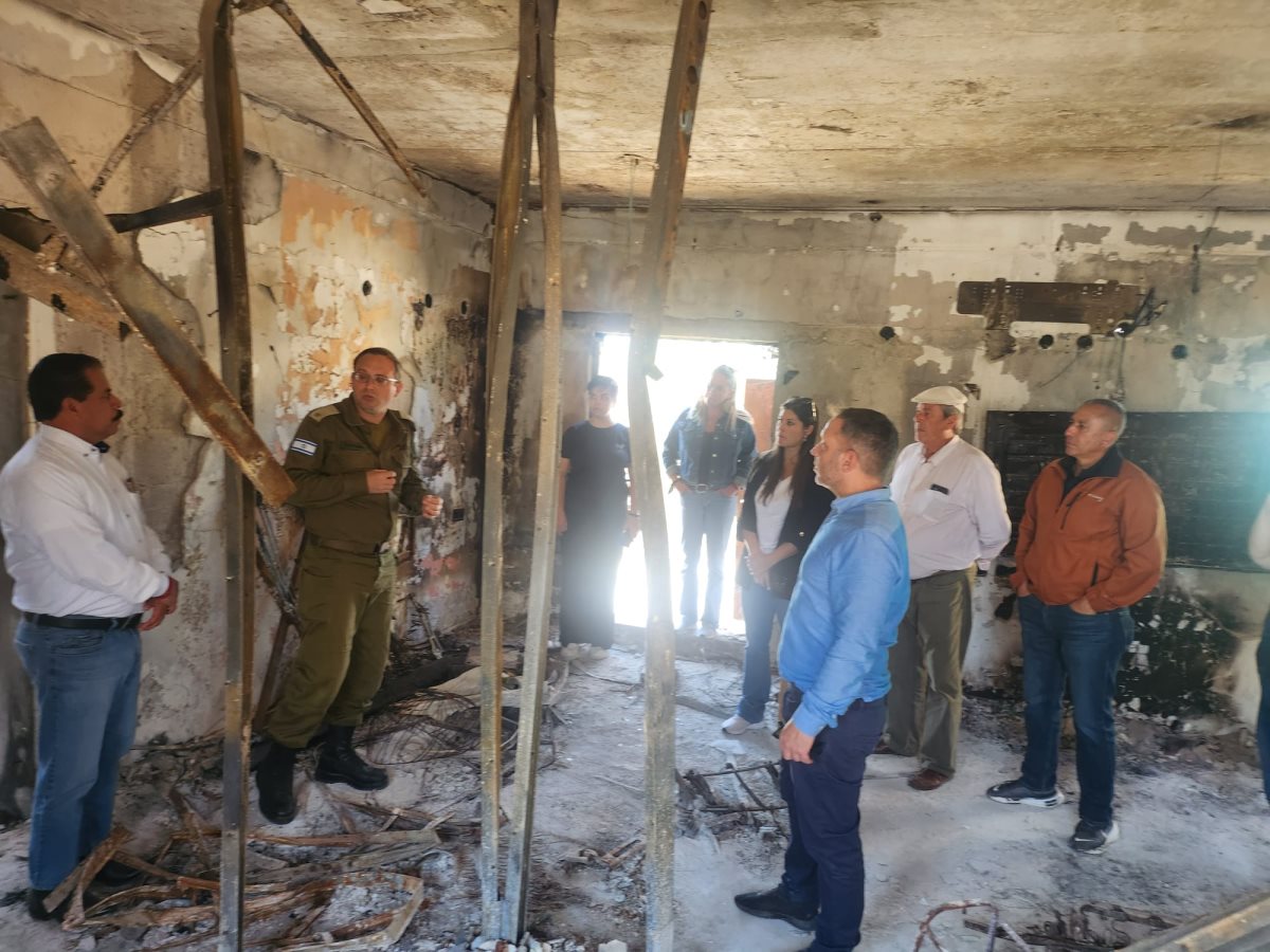 חברי המשלחת עם דובר צהל בספרדית בניר עוז קרדיט CAM