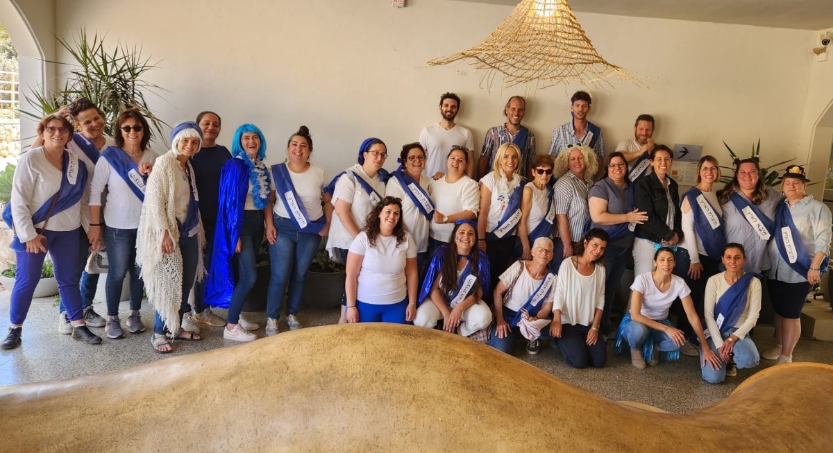 צוות החינוך בקריית חינוך יסודי ''שיטים'' בערבה התיכונה בתחפושות של תוצרת הארץ- קרדיט צילום דליה שחר 