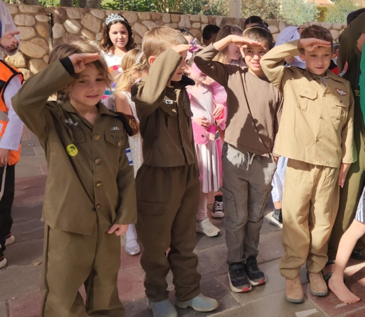 תלמידי קריית חינוך יסודי''שיטים'' באירועי חג פורים בערבה התיכונה- קרדיט צילום דליה שחר