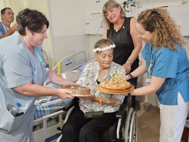 אלמה אברהם חגגה היום במחלקת השיקום בסורוקה יום הולדת 85 | צילום: דוברות סורוקה