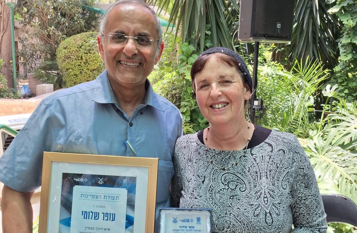 עופר שלומי (לצידו רעייתו)