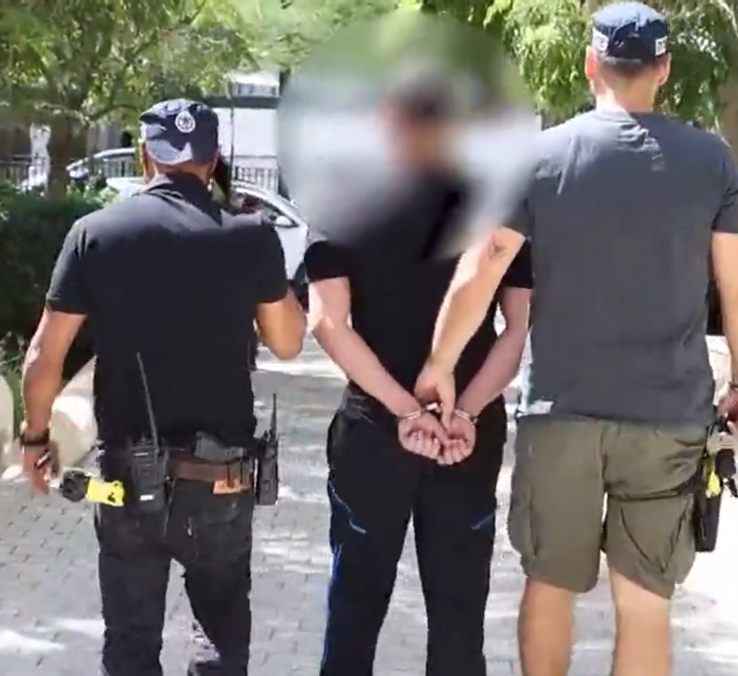 מעצרו של קשוט לאחר פשיטת המשטרה