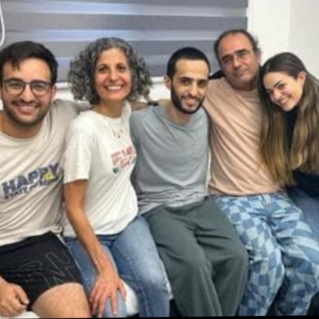 נמרוד כהן עם בני משפחתו