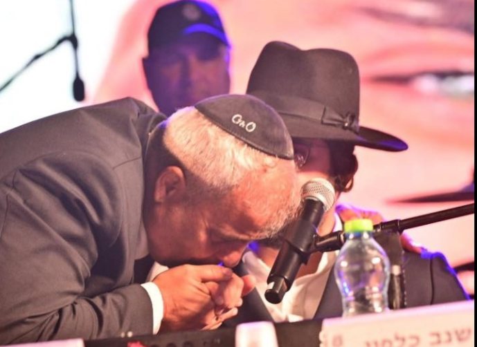 ראש עיריית דימונה מנשק את יד הינוקא (מתוך דף הפייסבוק של הינוקא)