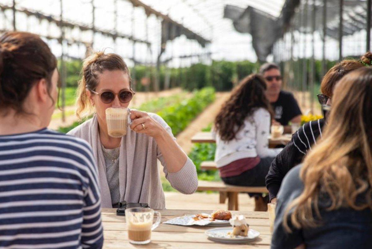 בית קפה בחווה בין-השיטין חצבה. צילום חוות בין השיטין