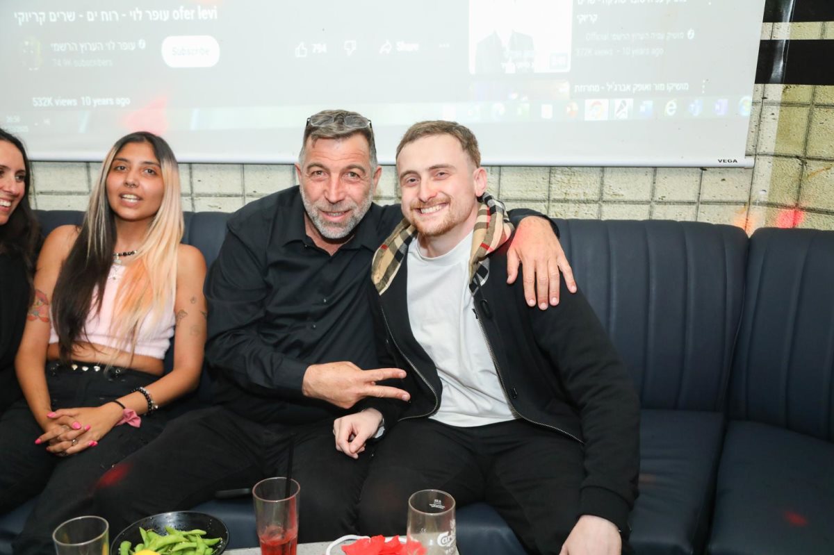 עוז עם אשתו ליאת וגיא דנון. צילום: שרה בן אפרים