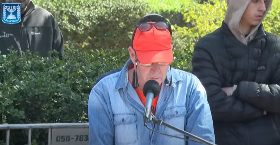 אבינועם בלומנקרנץ - בשם קיבוץ צאלים צילום לעמ 