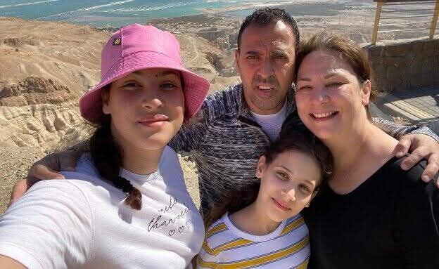 אלי שרעבי לצד אשתו ובנותיו שנרצחו