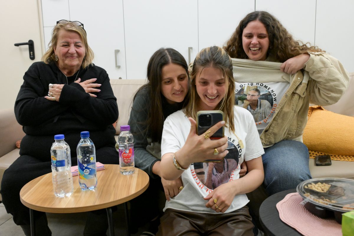 בנותיו בשיחהוידיאו עם אבא לעמ /דובר צהל