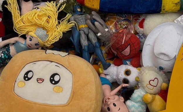 הצעוצעים מפינת ההנצחה של אריאל וכפיר בביה"ח אסותא אשדוד | צילום: גליה זכאי , נתב"ג