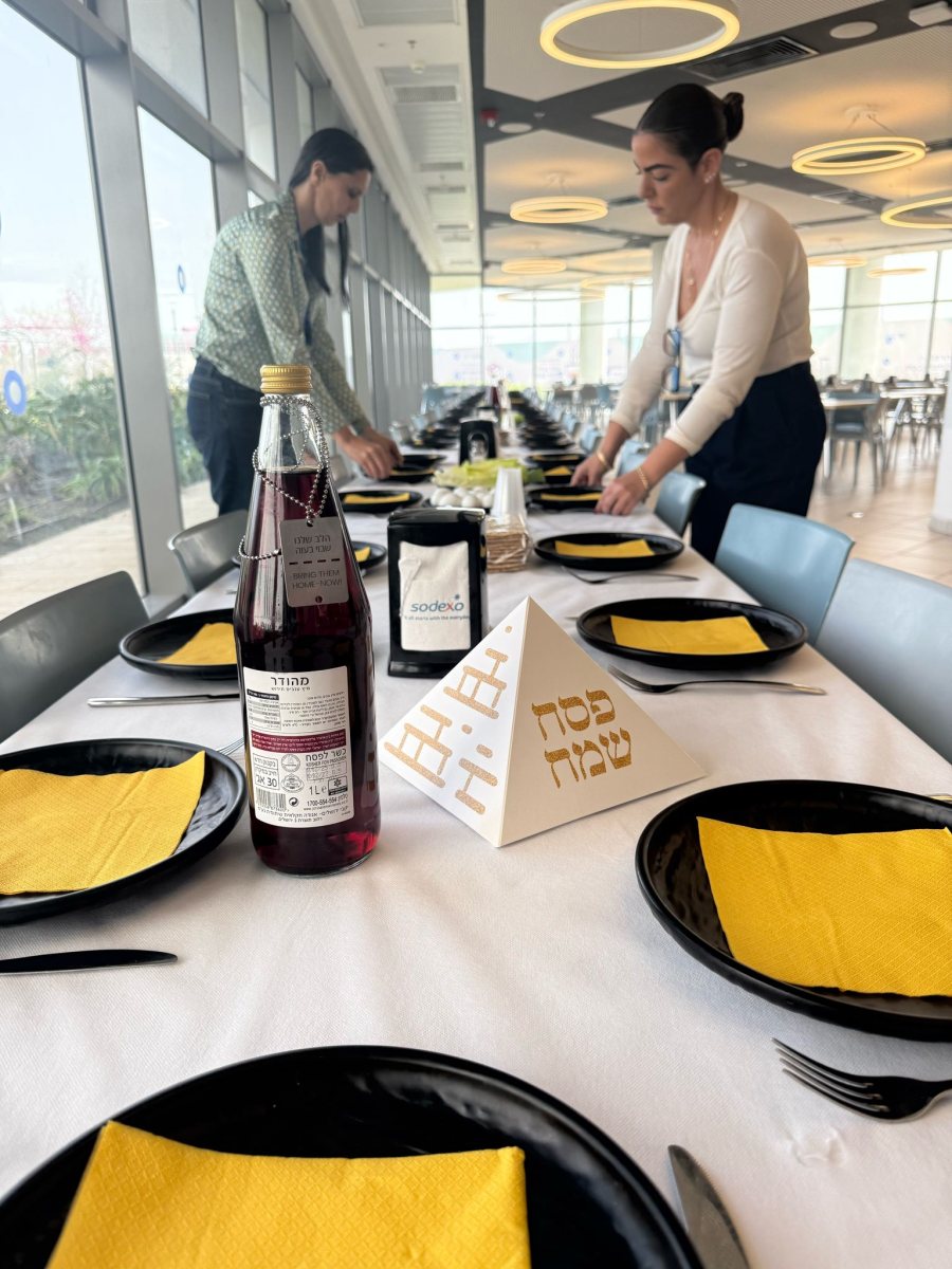 עורכים את שולחן הסדר הסמלי לחטופים בעזה