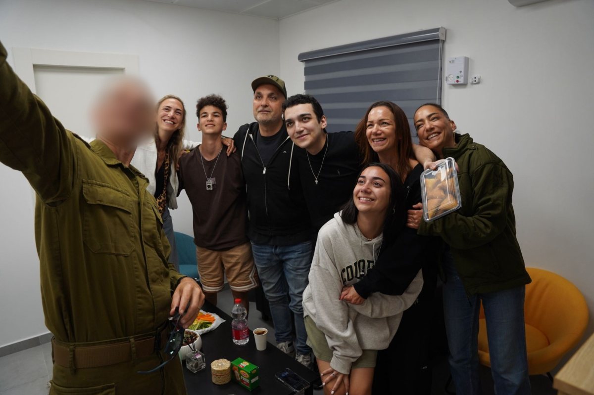 האיחוד עם המשפחה צילום דובר צה"ל