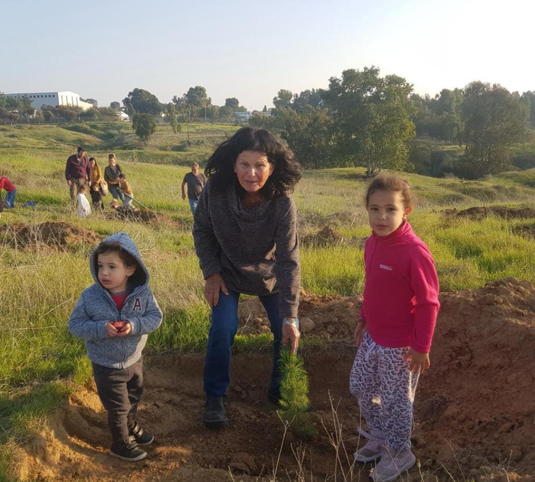 עפרה קידר ז"ל עם שניים מנכדיה