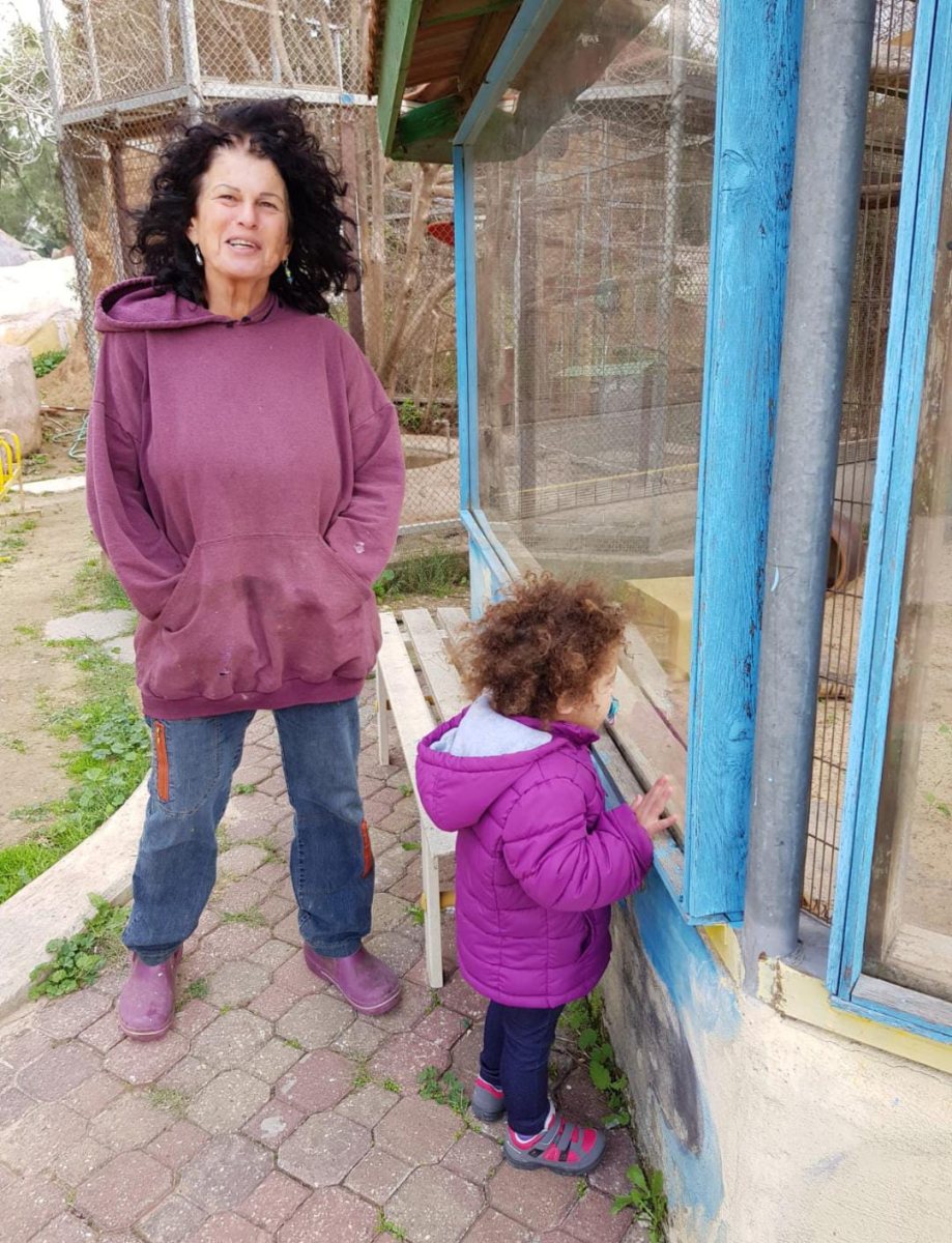 עפרה קידר ז"ל יחד עם נכדתה