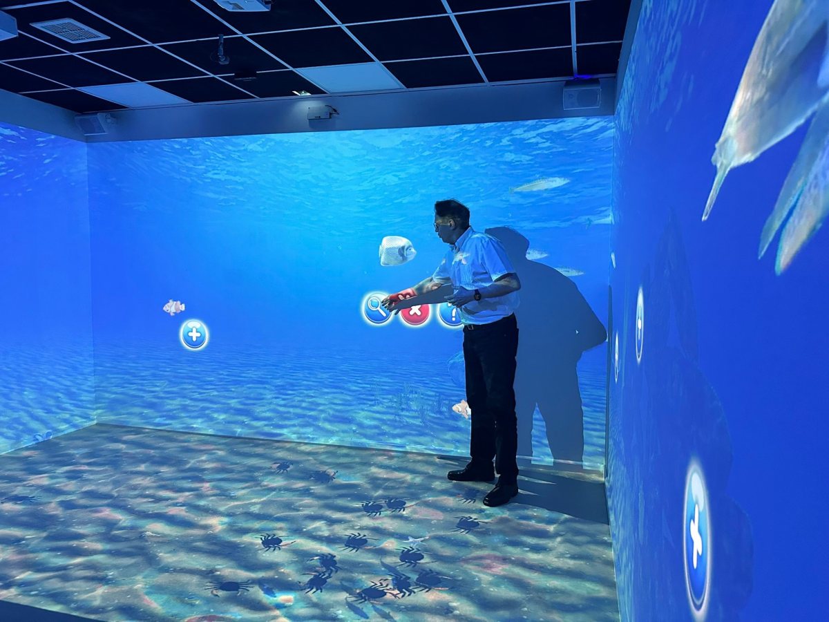 אורי בן ארי מדגים שיעור על העולם התת מימי (צילום קרן אתנה)