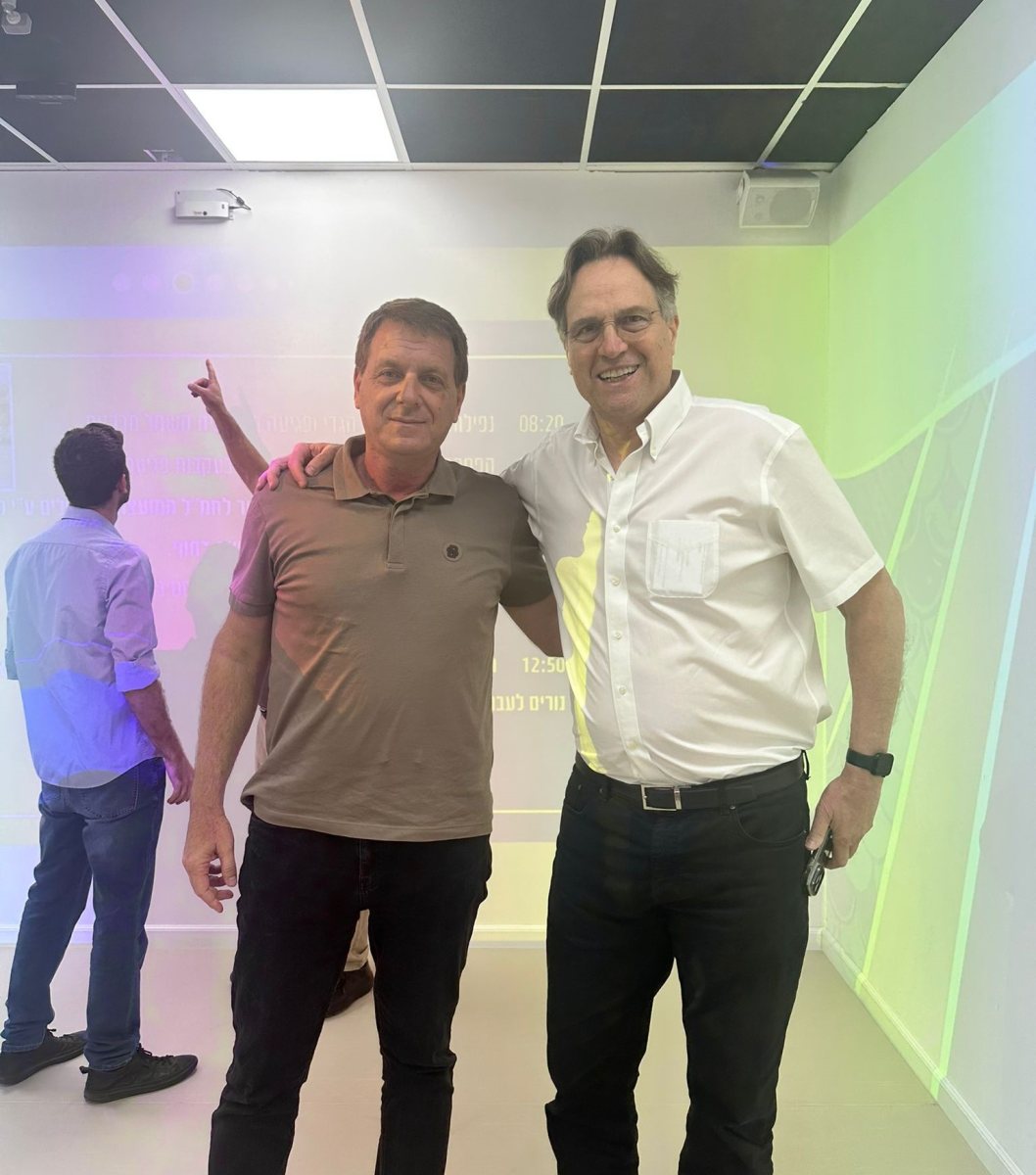 תמיר עידאן, ראש המועצה האזורית שדות נגב (משמאל) עם  אורי בן ארי