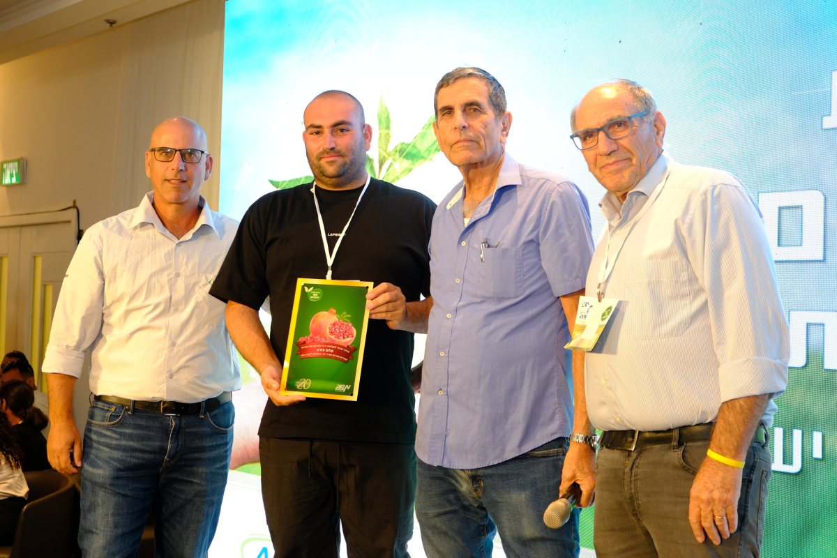 שלום עזרא ברשימת הצעירים המבטיחים בחקלאות צילום איקי מיימון