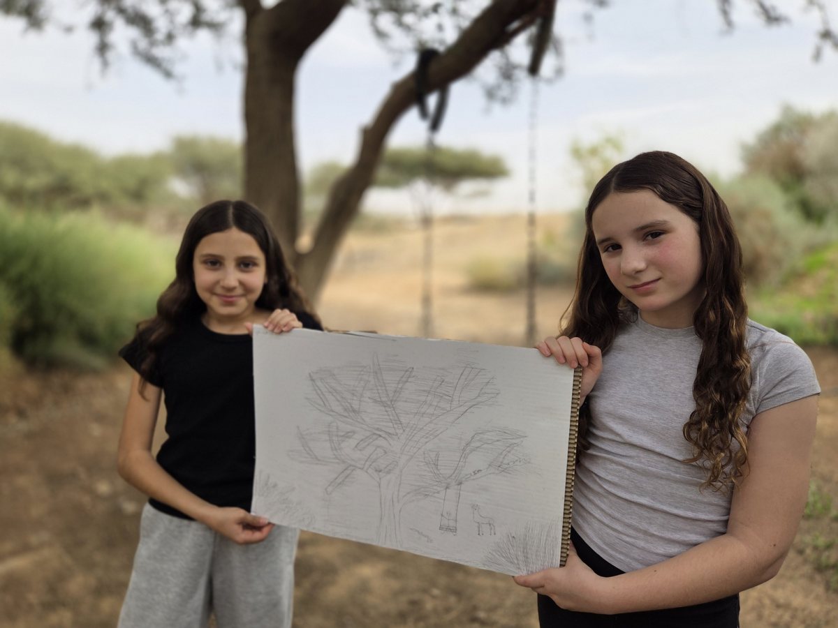 תלמידות בפעילות יצירה סביב טבע הערבה - צילום הילה הלבז