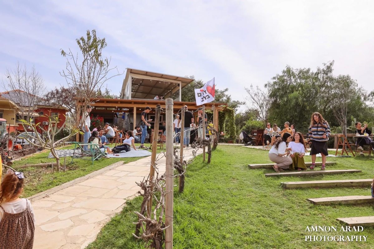 בית קפה מושב תקומה צילום אמנון ארד