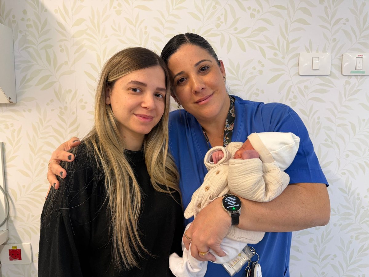 המיילדת טל בן וליד ושחף בן סימון עם התינוק (דוברות אסותא אשדוד)