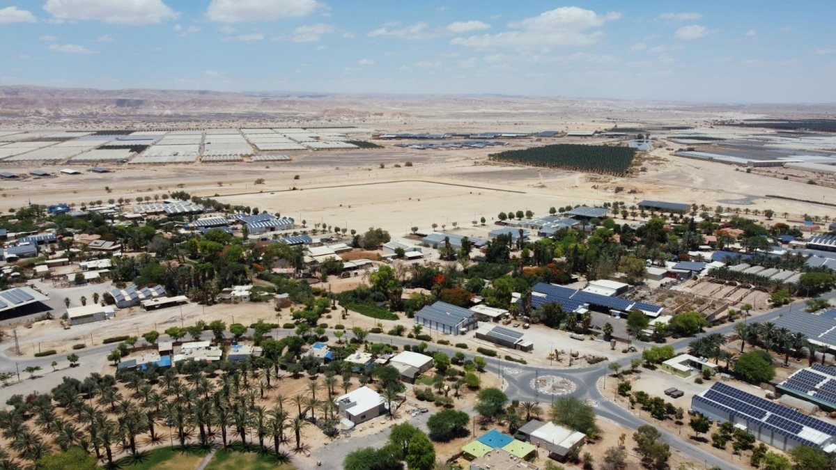 פאנלים סולאריים במושב פארן, הערבה התיכונה- צילום שי לנדאו