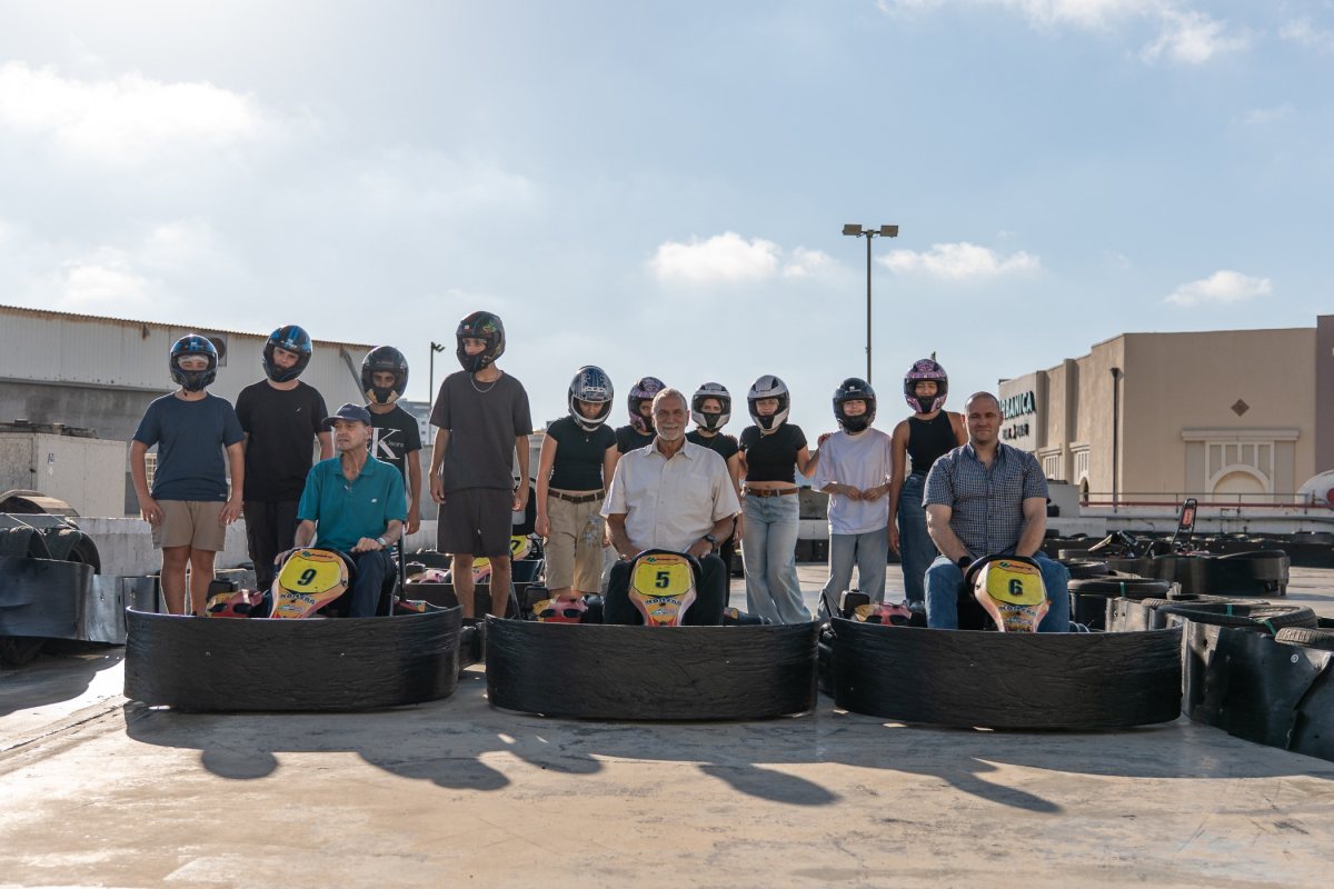 מימין דימה קוזניצוב בני בן מובחר וגיל גולדבוים עם ילדי מבואות החרמון צילום ירון אבדיאייב 