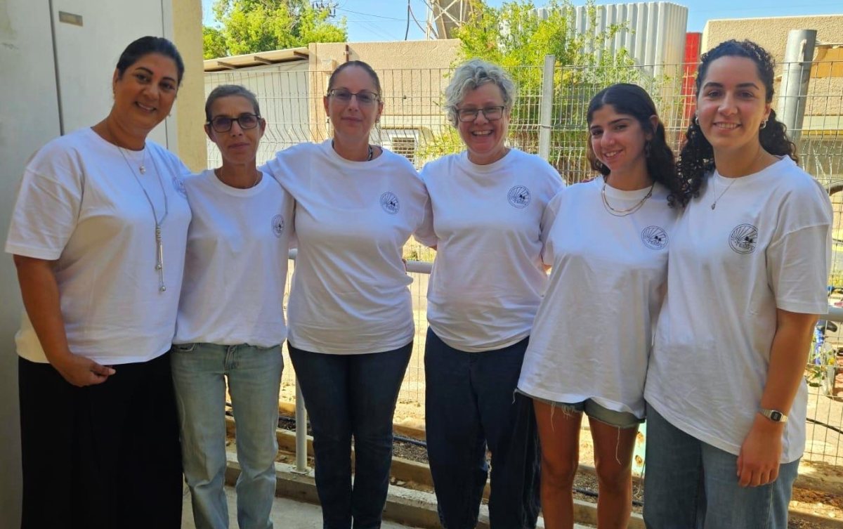 צוות החינוך בגן קרקל במושב חצבה, הערבה התיכונה