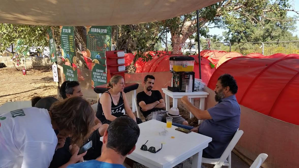 בתמונה ראש המועצה ומפיקי האירוע