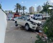 רכב נכנס בעץ, נהגת נכנסה בחנות