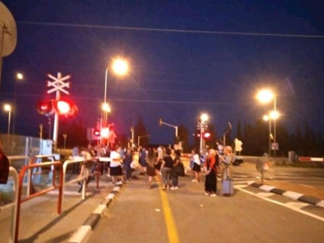 התושבים חוסמים את הכביש