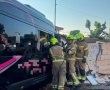 תאונה בבית עזרא: לוחמי האש חילצו לכוד מרכב הסעות שהתנגש בחומה