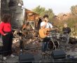 דניאל וייס עם הפרויקט של דורון רפאלי במופע בחורבות מרפסת הבית שנהרס ב7 באוקטובר 