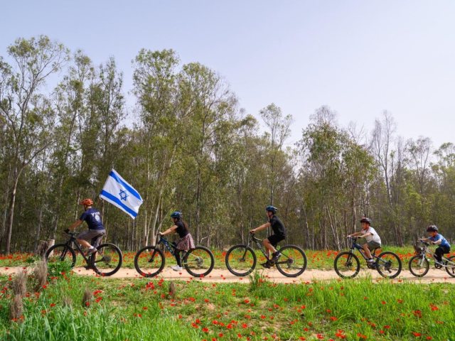 בתמונה: סיור רכיבה בעוטף. צילום: רון רחמים, מנהלת תקומה.