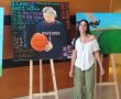 יהלי ויספלד, תלמידת תיכון אמית באר טוביה, היא הזוכה במקום הראשון בתערוכת 'ילדים יוצרים ספורט'
