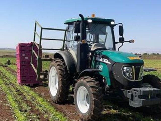 צילום: דוד צ'פניק ובניו טרקטור חקלאי LOVOL