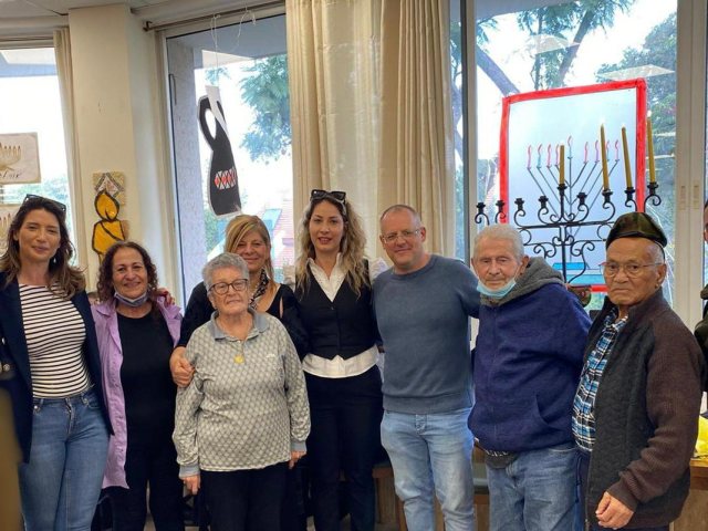 רחל פרץ גלם עם וותיקי המועצה