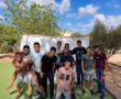 התלמידים הקימו את הסוכה במרכז הקליטה איבים