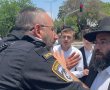 השוטר נשבר מול המפגינים: "לא התכוונתי לעצור אף אחד" | צפו באירוע החריג