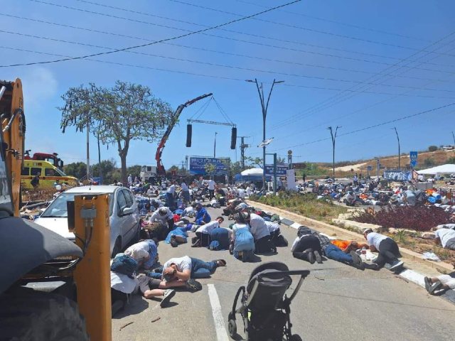 משתטחים על הקרקע בזמן המטח( צילום: חב"ד שדרות)