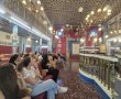 עובדי המועצה האזורית בני שמעון מרימים כוסית לראש השנה בעגלת הקפה ג'וניס שבנבטים