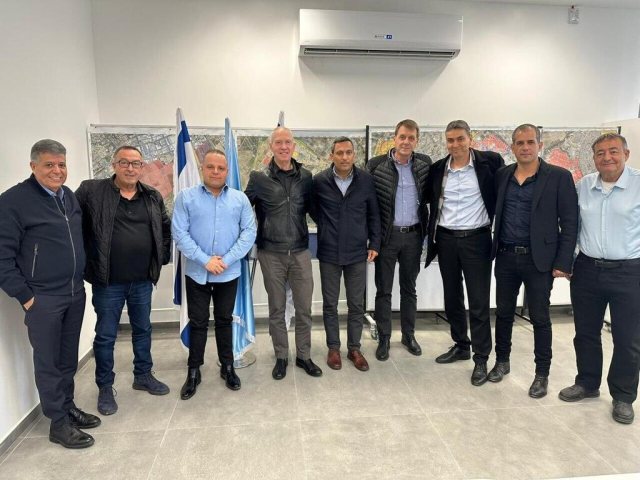 שר הביטחון גלנט וראשי רשויות בדרום. 