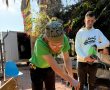 חניכי ובוגרי מכינת "ניצוץ באמונה" שיפצו את החצר במסגרת פרויקט "עשה זאת בעצמך" ביישוב בת הדר