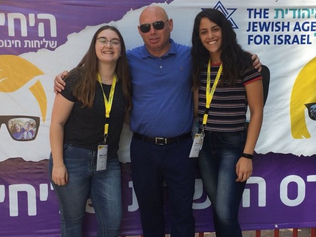 בצילום- רון ורותם עם עמיר עדן- מנהל מרכז ישראל בטוסון